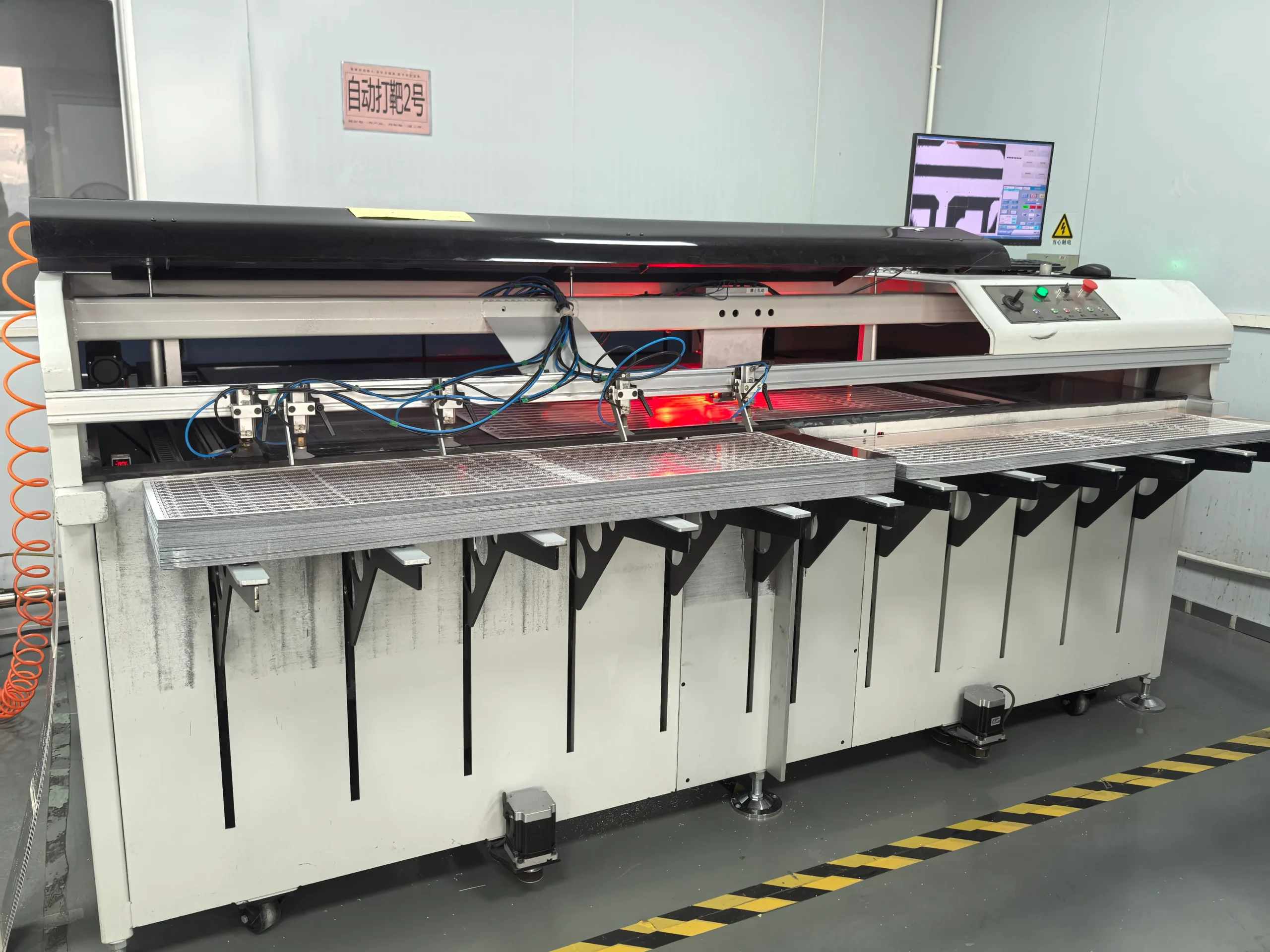 Automatic PCB production support machine in the factory workshop
